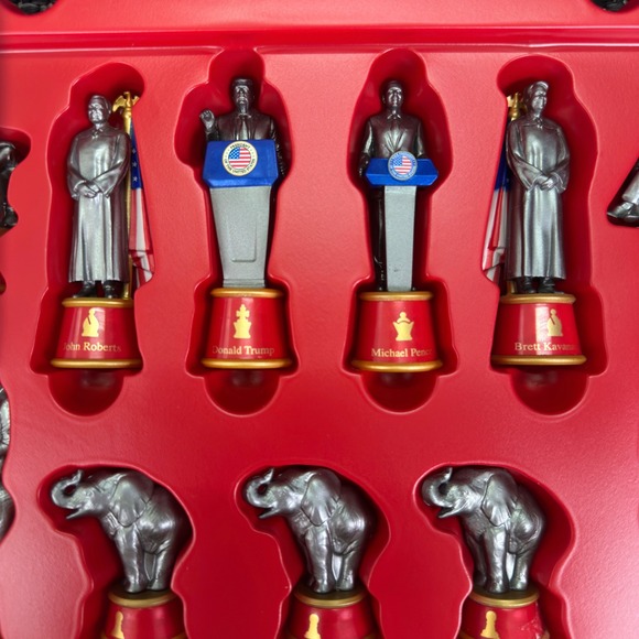 NEW 2020 BulbHead Battle‎ for White House Chess Set Biden Trump Collectible Game - Picture 2 of 12